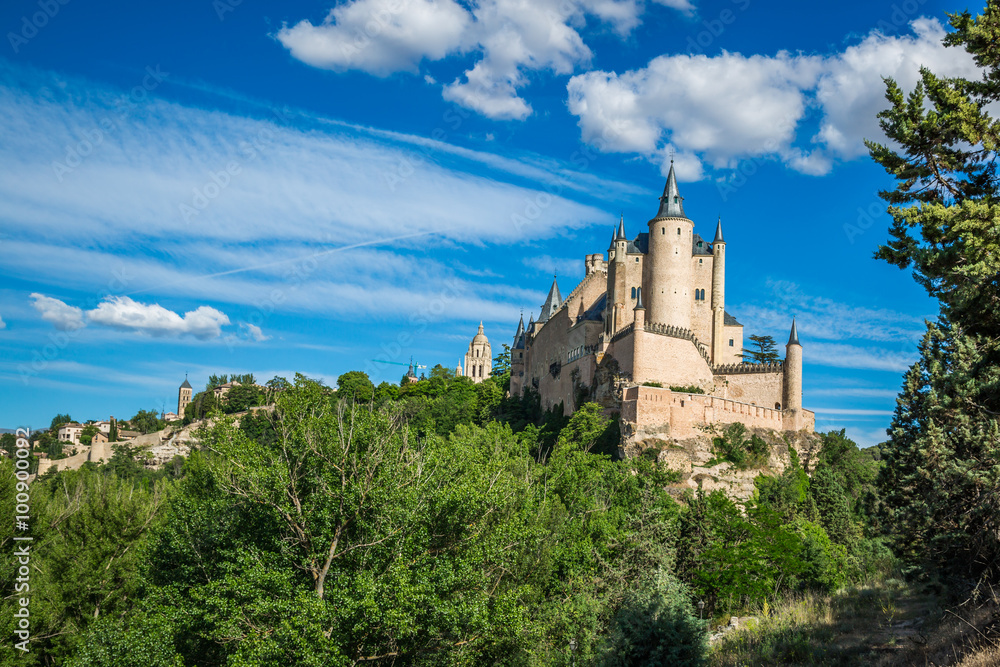 Obraz premium Segovia, Spain. The famous Alcazar of Segovia, rising out on a r