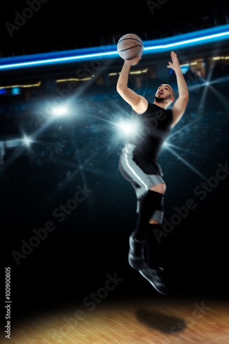 Basketball player in action shoots a ball into the ring © ponomarencko