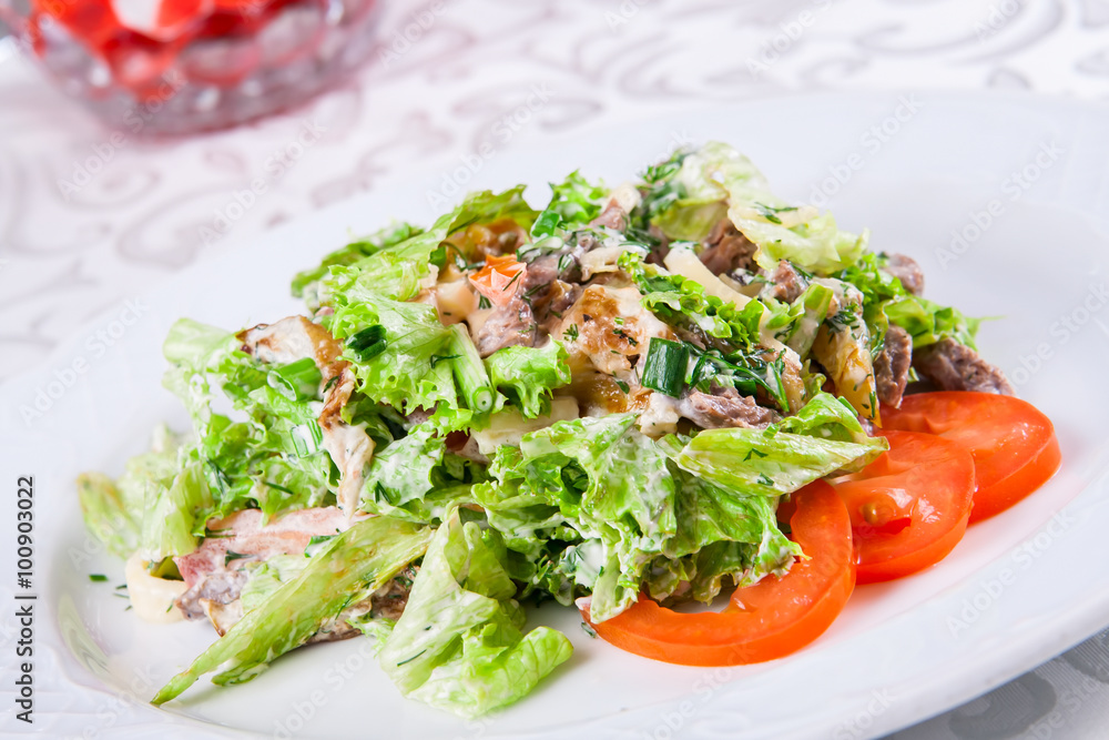 Warm salad with beef and herbs