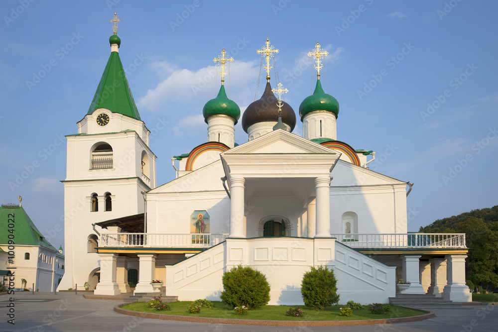 Вознесенский собор крупным планом августовским вечером. Вознесенский Печерский монастырь в Нижнем Новгороде