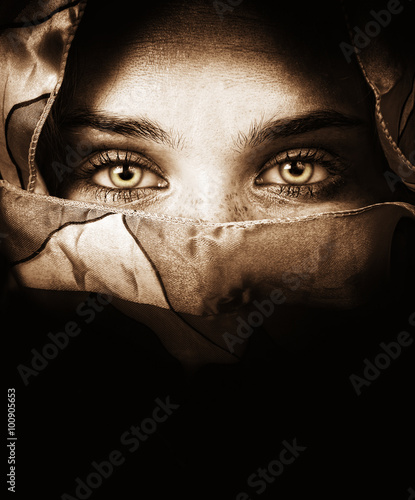 Canvas Print Woman with veil and beautiful eyes