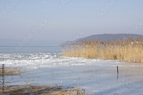 Fototapeta Naklejka Na Ścianę i Meble -  Lake Balaton in Hungary in th winter time with snow and ice and a blue sky