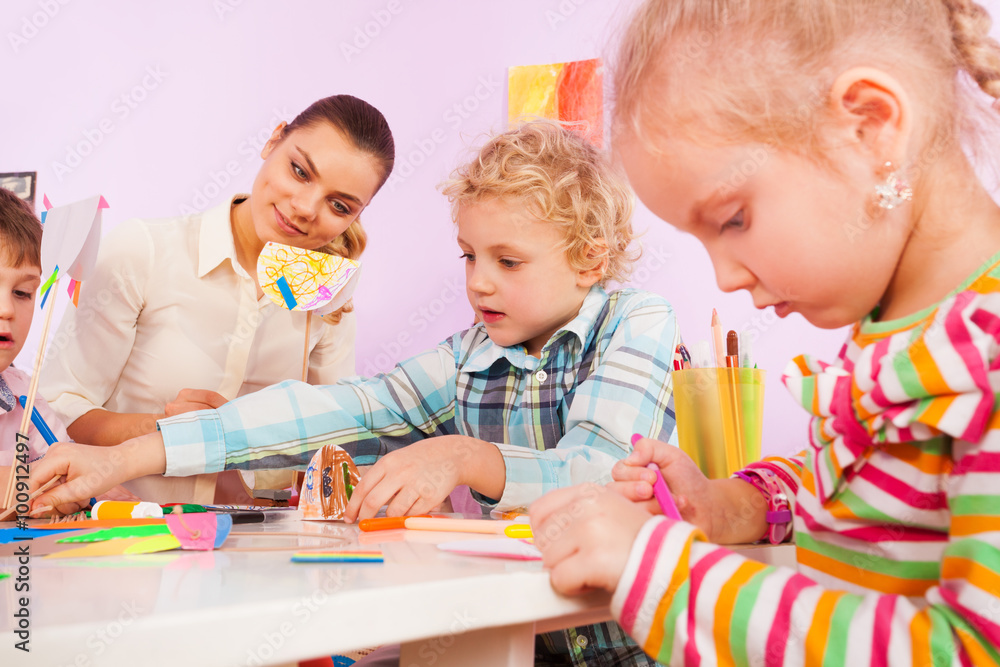Fototapeta premium Teacher and little children crafting in class
