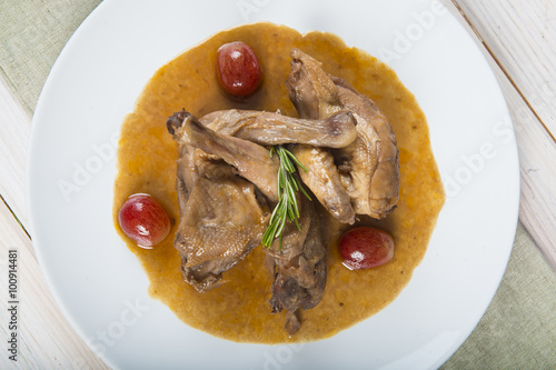 Picantón o coquelet, pollo pequeño en salsa de uvas una comida saludable con poca grasa photo