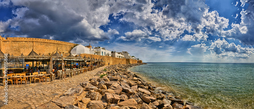 Fényképezés HAMMAMET, TUNISIA - OCT 2014: Cafe on stony beach of ancient Med