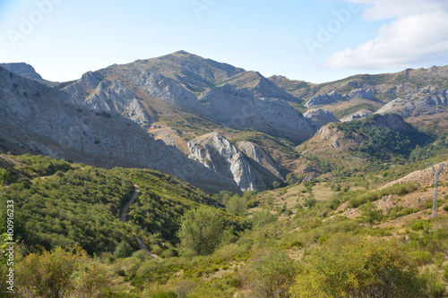Fototapeta Naklejka Na Ścianę i Meble -  paisaje montañoso