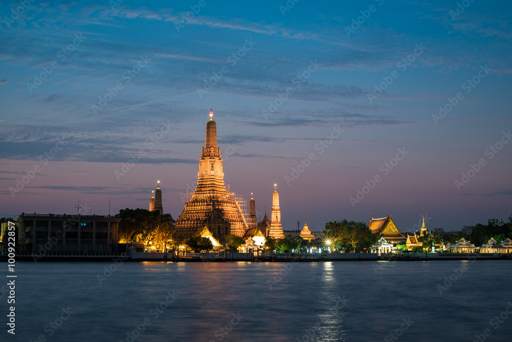 temple of dawn (wat arun) at twilight