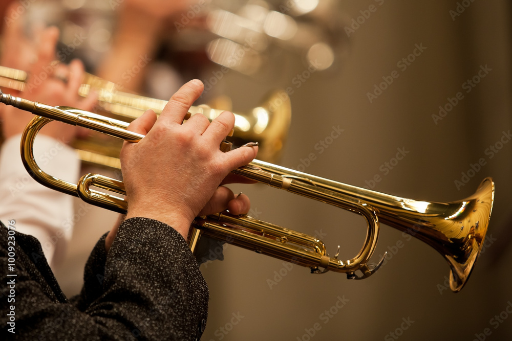 Obraz premium The trumpet in the hands of a musician in the orchestra closeup