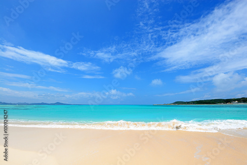 沖縄の美しい海とさわやかな空 © Liza5450
