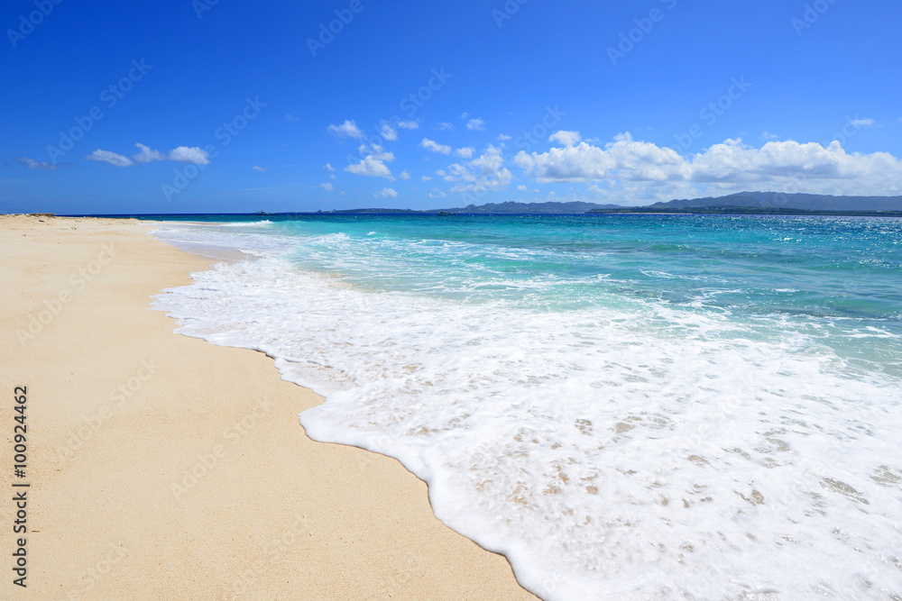 沖縄の美しいビーチと爽やかな空