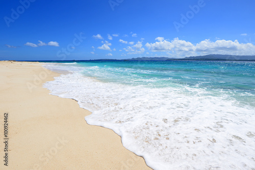 Fototapeta Naklejka Na Ścianę i Meble -  沖縄の美しいビーチと爽やかな空