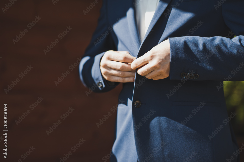The man buttoning the buttons of his jacket 5040.