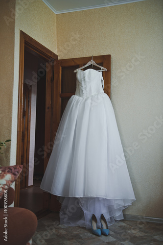 Wedding dress hanging on the door 5007.