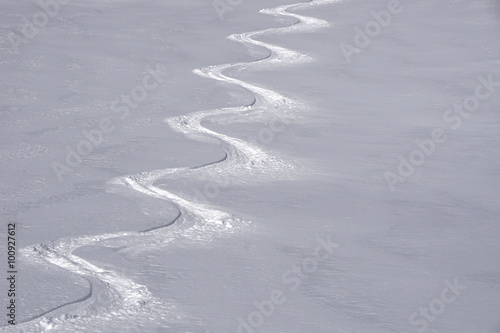 Skispur im Tiefschnee