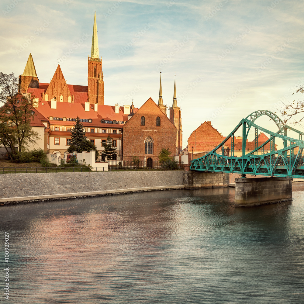 Obraz premium Wroclaw Tumski Island bridge, vivid sunset