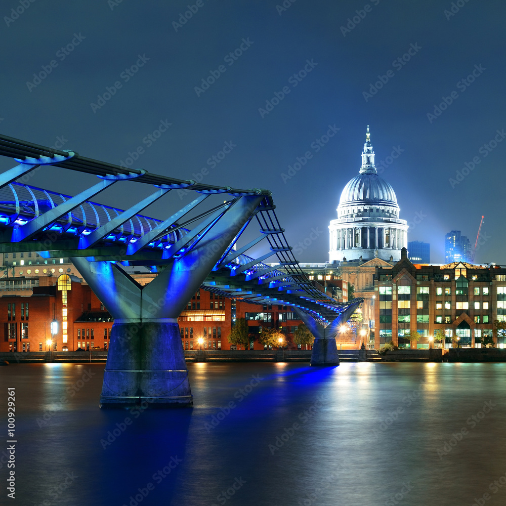 Foto Millennium Bridge and St Pauls
