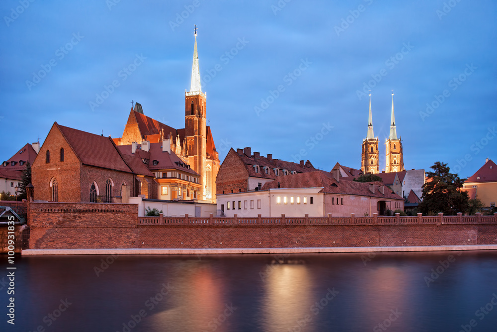 Fototapeta premium Ostrow Tumski in Wroclaw at Dusk