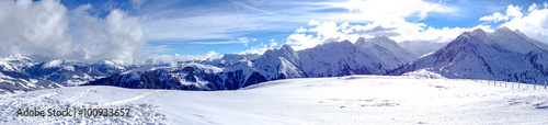 Schneebedeckte Gipfel in den Alpen, Panorama © Countrypixel