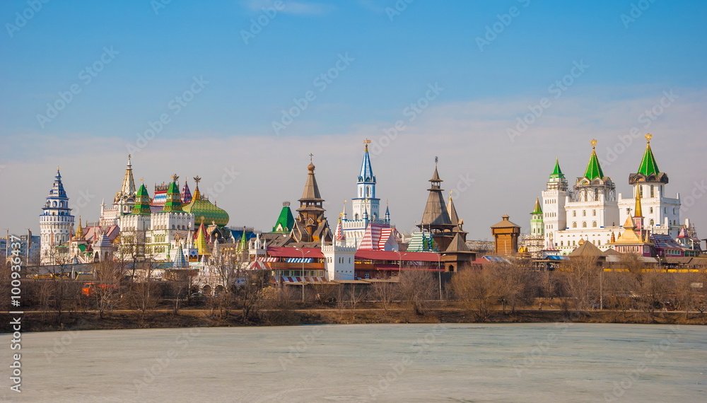 Obraz premium Fabulous ancient Russian town in Izmailovo in Moscow