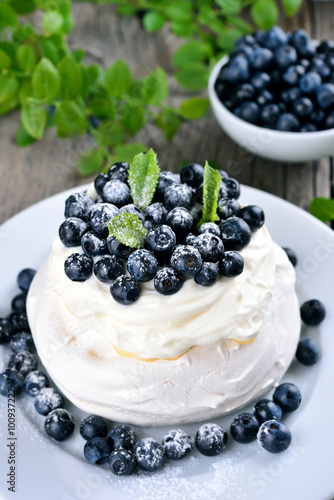 Meringue cake with blueberries
