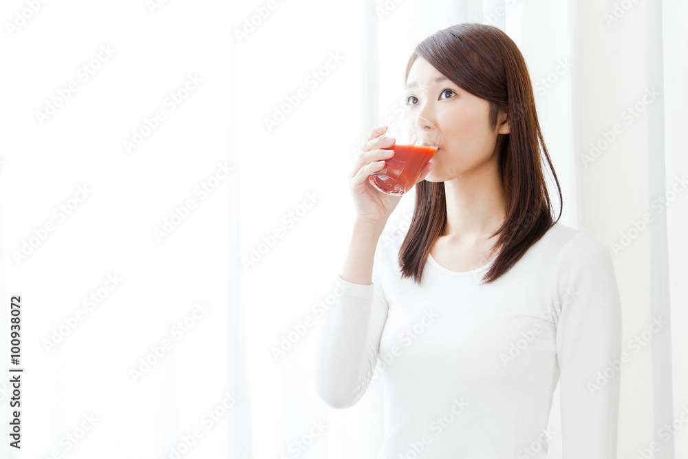 トマトジュースを飲む女性 ダイエット Stock 写真 Adobe Stock