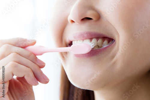 歯磨きをする女性 デンタルケア