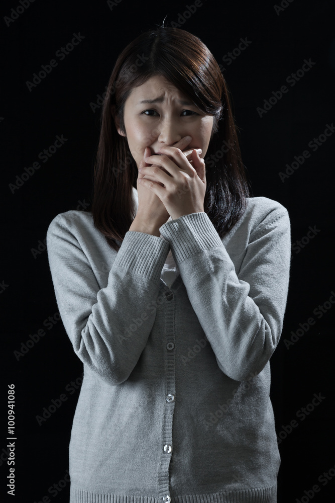 ショックを受ける女性 泣く 顔を覆う Stock 写真 Adobe Stock