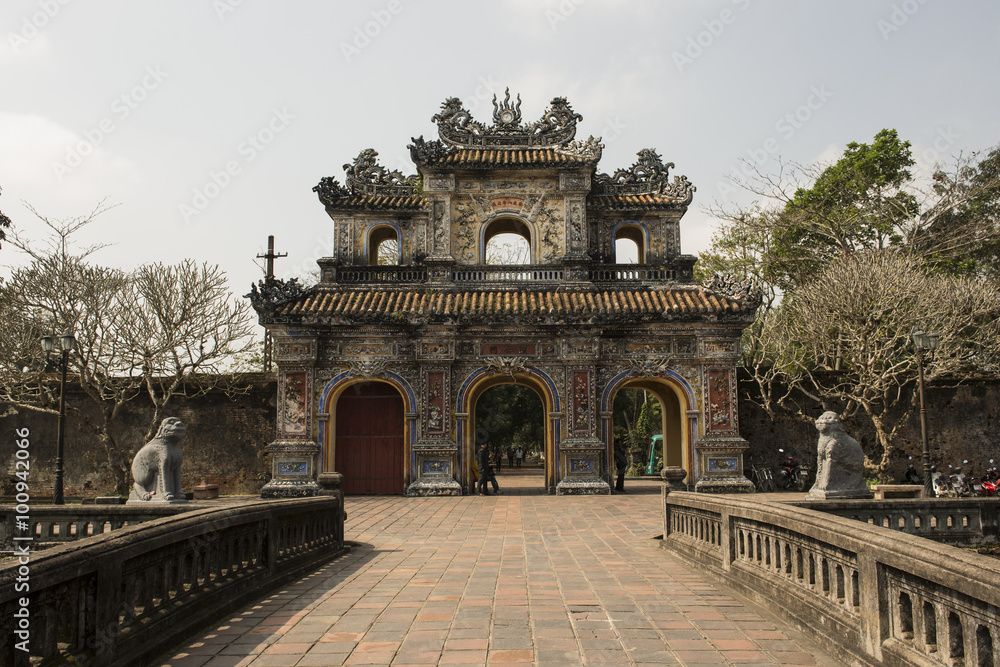 Obraz premium Portal de piedra en el interior de la Ciudad Púrpura Prohibida de Hue, Vietnam.