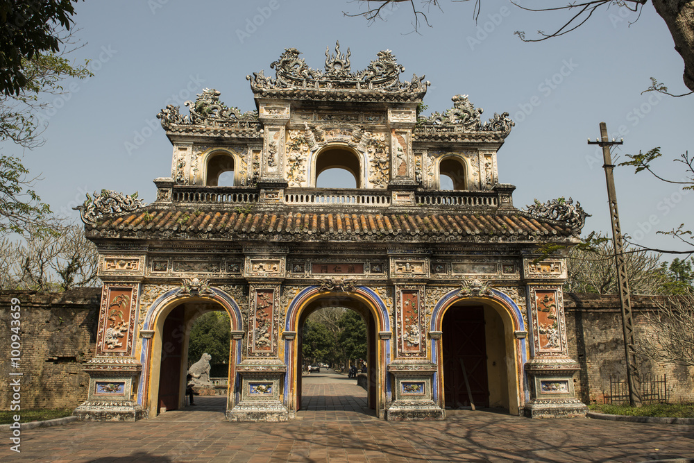 Obraz premium Portal de piedra en el interior de la Ciudad Púrpura Prohibida de Hue, Vietnam.