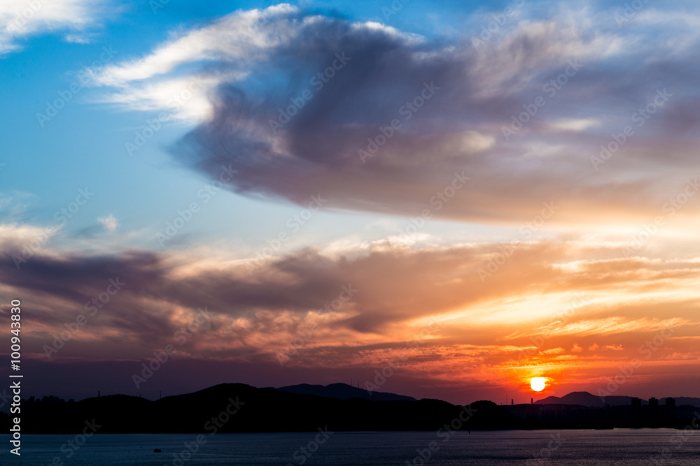 Obraz premium 해넘이. 부산 달맞이 공원에서의 일몰.