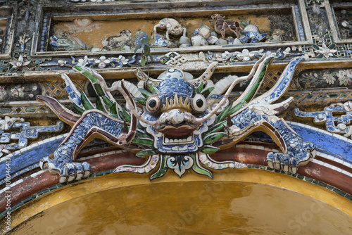 Detalle de antiguas gárgolas vietnamitas en un portal. Hue, Vietnam