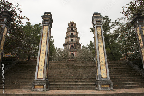 Thien Mu Pagoda a siete pisos en la ciudad de Hue, Vietnam photo