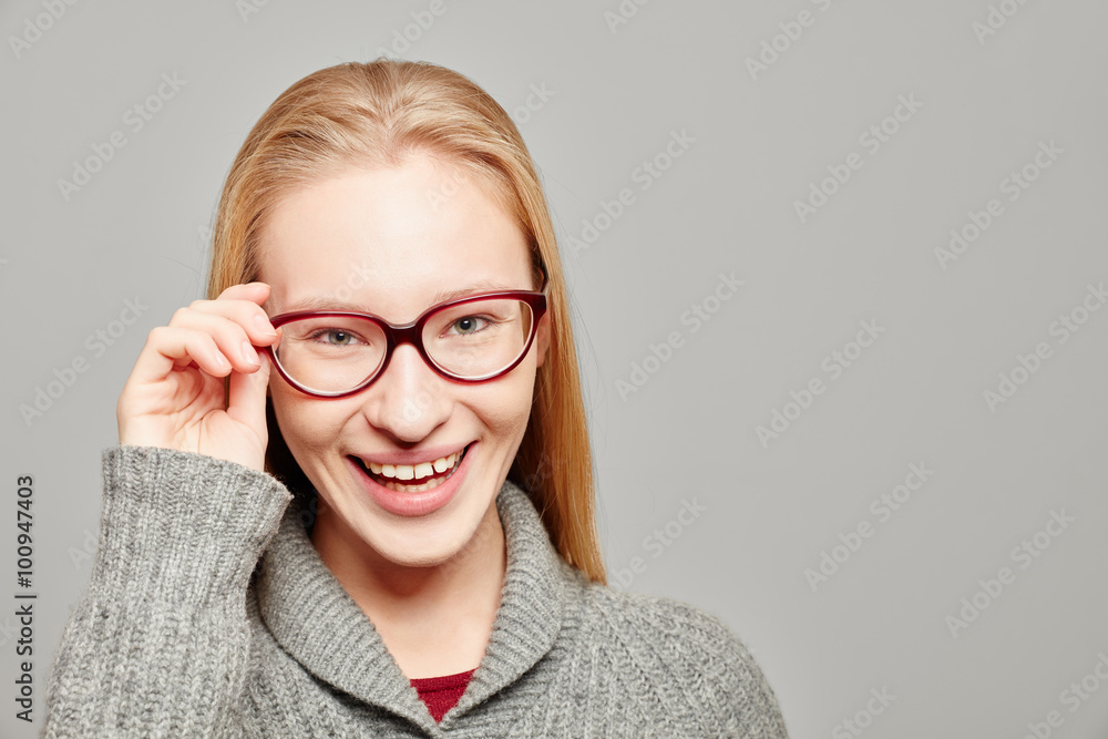 Blonde Frau mit Hand an Brille