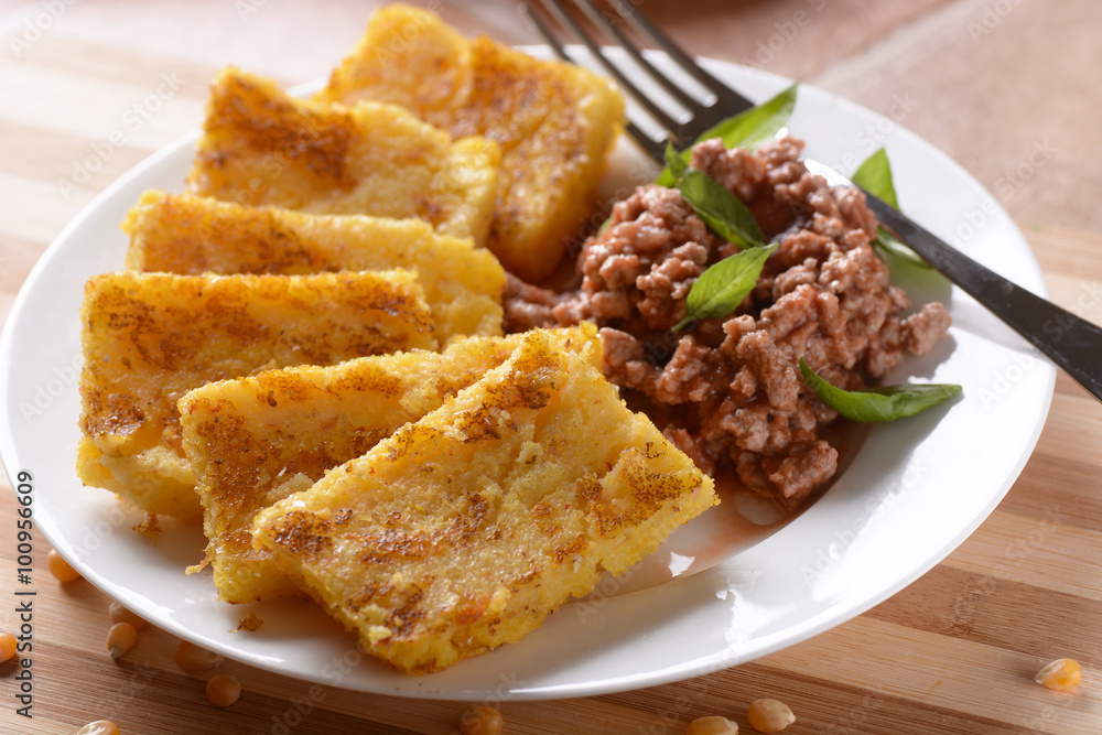 polenta di farina di mais arrostita e ragù di salsiccia polenta di farina di mais arrostita e ragù di salsiccia