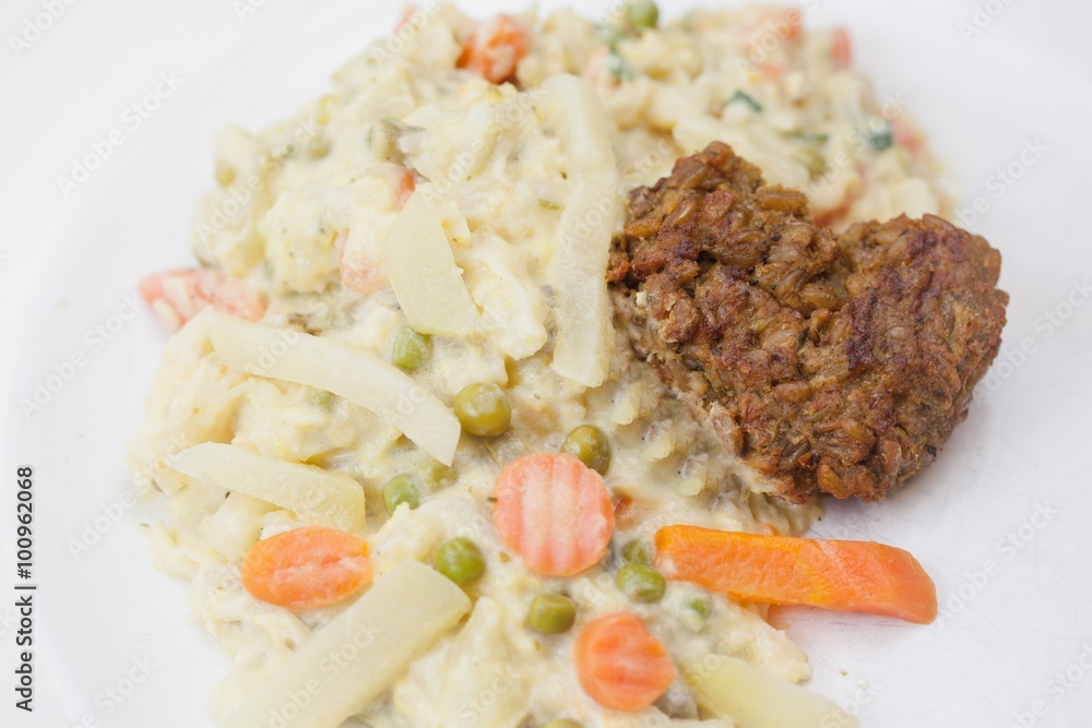 Vegetarisch mit Herz - Grünkernbratlinge auf buntem Gemüse, lecker, frisch und schnell in der Zubereitung Vegetarisch mit Herz - Grünkernbratlinge auf buntem Gemüse, lecker, frisch und schnell in der Zubereitung