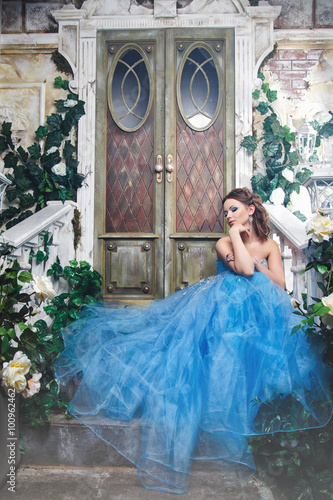 Tableau sur toile Belle jeune femme en robe longue bleue magnifique comme Cendrillon avec un maqui