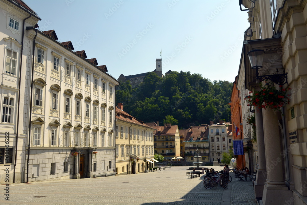 Liubliana, Eslovenia. Plaza Novi con vista al castillo en la colina
