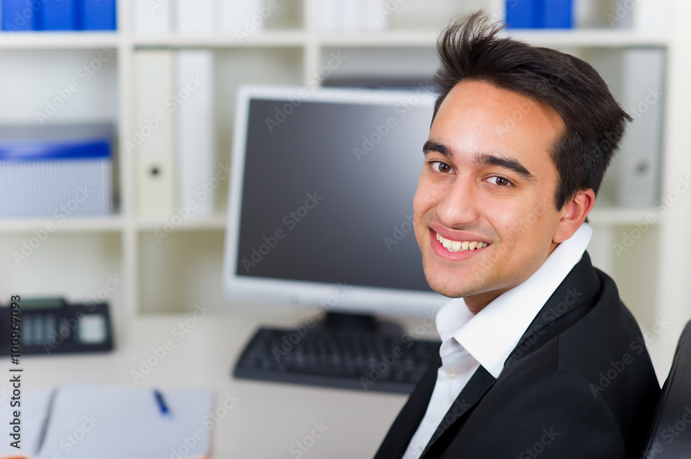 Portrait eines jungen Mitarbeiters Portrait eines jungen Mitarbeiters