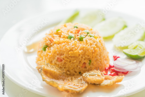 Fried Rice with Crispy Gourami Fish © topntp