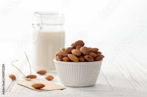 Schilderij op canvas almond milk organic healthy nut vegan vegetarian drink