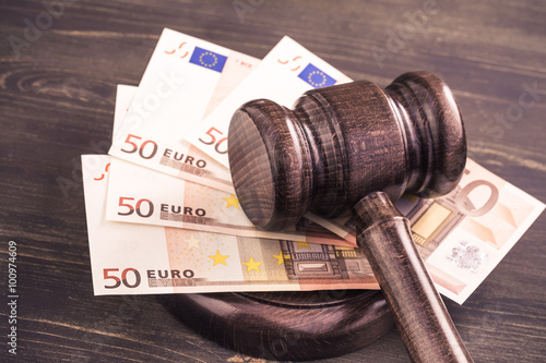 Obraz na plátně Gavel and some euro banknotes