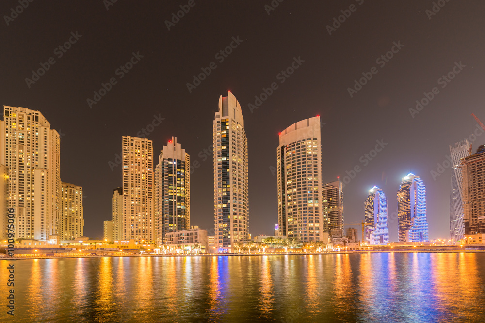 Obraz premium Dubai - JANUARY 10, 2015: Marina district on January 10 in UAE, Dubai. Marina district is popular residential area in Dubai