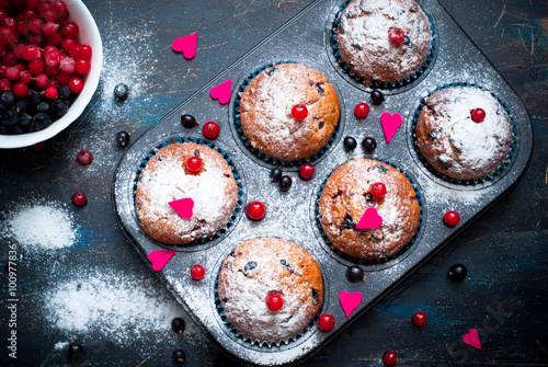 Muffins with red and black currant