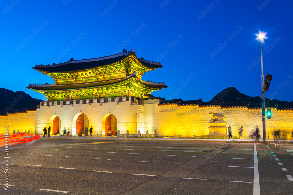 Fototapeta premium Beautiful Architecture in Gyeongbokgung Palace at Seoul city Kor