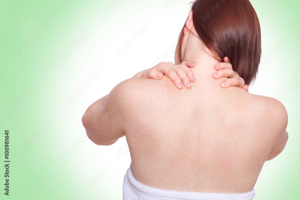 Frau mit Schmerzen im oberen Rücken und Nacken StockFoto Adobe Stock