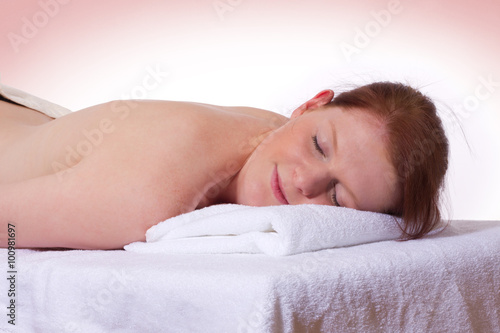 Junge Frau auf Massage liegen