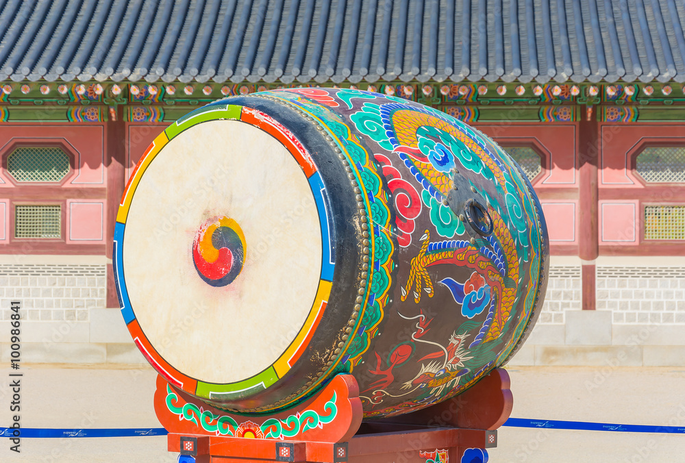 Naklejka premium Huge ceremonial drum at Gyeongbokgung Palace