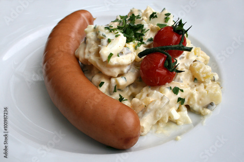 organisch lifestyle modern bockwurst kartoffelsalat außenwerbung closeup gastronomie photo