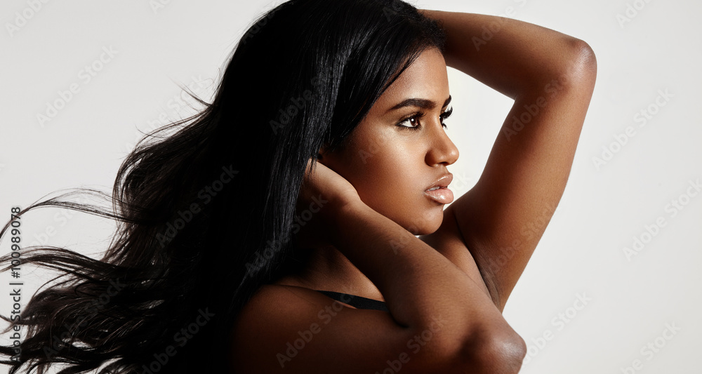 Fototapeta premium czarna kobieta z prostymi włosami