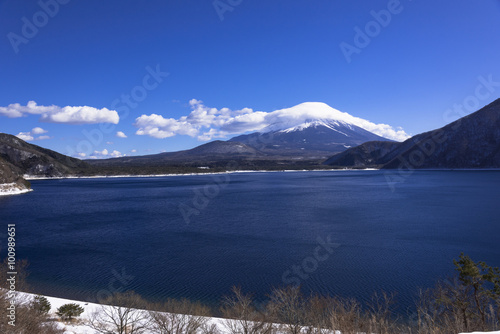 本栖湖より富士山